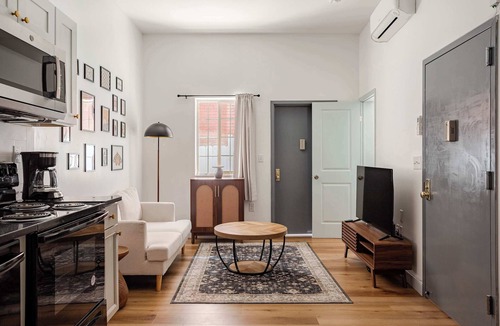 West Poplar Apartment | Mins to Fishtown & Center City | GlobeNest