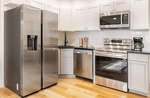 West Poplar Apartment | Mins to Fishtown & Center City | GlobeNest
