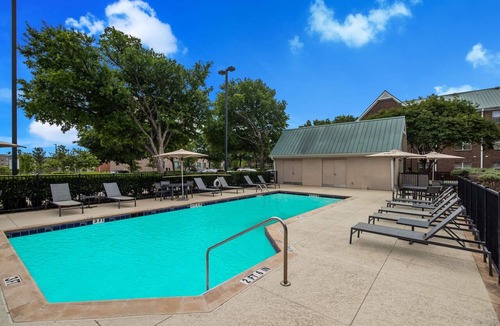 Richardson Hotel | Minutes Away From The Dallas World Aquarium! W/Pool, FREE Breakfast & Parking!