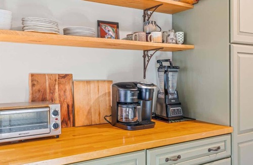 Bolivar Cabin | Minutes to Downtown Harpers Ferry, Hot Tub