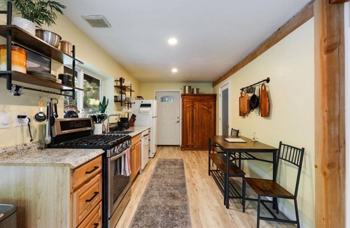 Marblemount Cabin | Misty Mountain Cabin-2 bed, 1 bath, mountain views and large deck