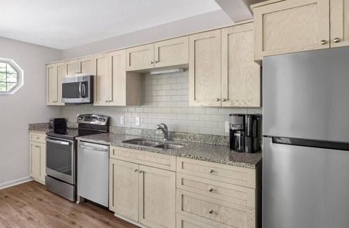 Sea Scape Hotel | Modern 1BR Suite: Kitchen & Lake Access near Sea Scape Golf Links