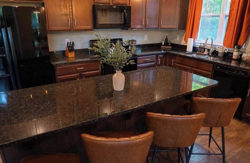 Rockbridge Cabin | Modern 2 BD Cabin With hot tub & Games & Central Loc