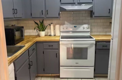 Greater Pinellas Point Condo | Modern 2 Story Condo w/Pool & Free Parking - 10 min Downtown St Petersburg