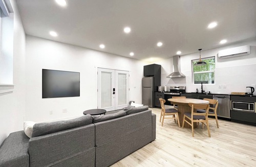 North Creek House | Modern 2Bed/2Bath Home with Full Kitchen