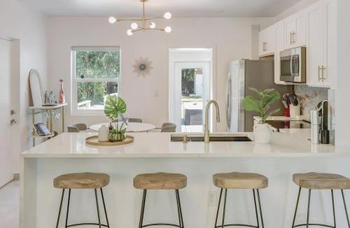 Hallandale Beach House | Modern 2BR with Jacuzzi BBQ Near Beach & FLL