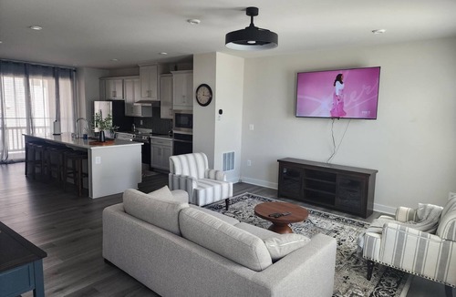 Corbin House | Modern 3-Bedroom Townhome – Perfect Location Near Restaurants & Shopping!