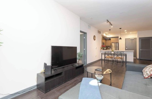 Little Tokyo Apartment | Modern 3BR City Escape | Balcony & Rooftop Pool