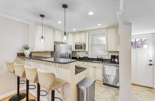 Potomac West House | Modern 3BR Home in Alexandria and 6 min to DCA