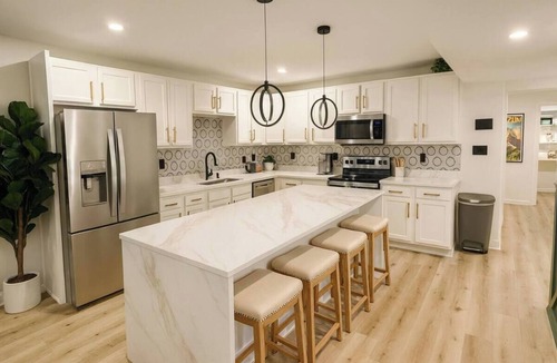 East Allegheny House | Modern 4BR Sleeps 13 with Rooftop 4 Bathrooms Garage Near PNC Park