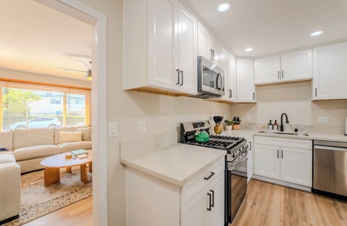 Bay Ho House | Modern and central 3-bedroom house in sunny San Diego with yard and fire pit