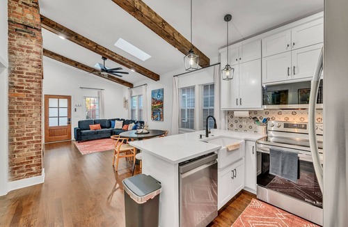 Germantown House | Modern and Cozy Bungalow Near City Center