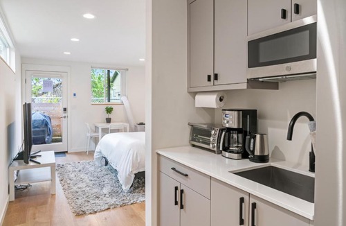 Columbia City Apartment | Modern apartment near light rail