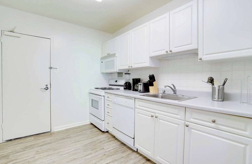 Crystal City Apartment | Modern Apt Near Crystal City & Pentagon City