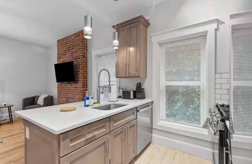 Point Breeze North Apartment | Modern Apt w/Netflix-Close to Dining, Shopping