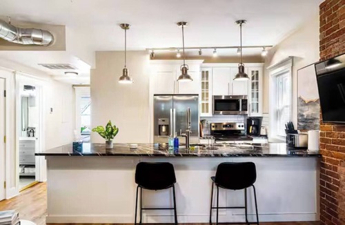 Point Breeze North Apartment | Modern Apt w/Netflix Near Downtown & UPMC