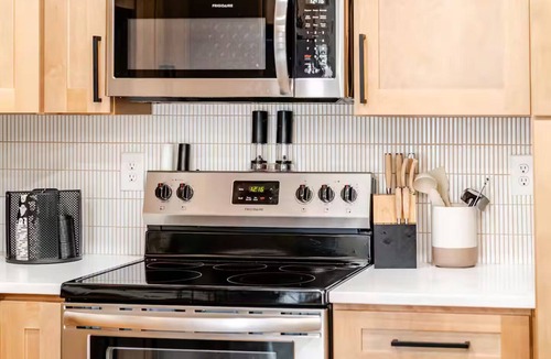 Arrowood House | Modern Cabin Vibes – 10 Min to Uptown + Airport