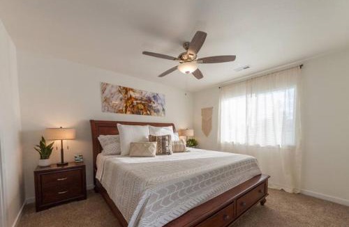 Spokane Valley House | Modern Decor & Style KING bed Wifi with Garage