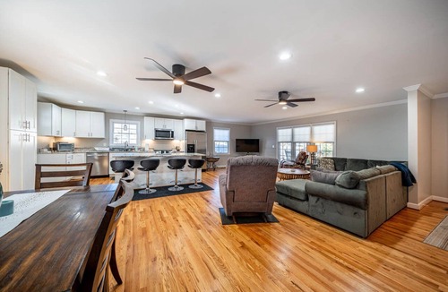 Durham House | Modern Gem 5BR w/Workspace + King Beds