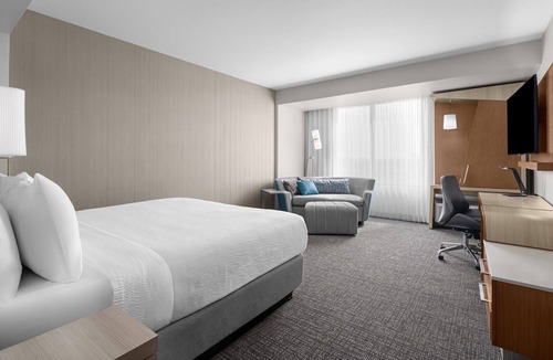 Clearwater Beach Hotel | Modern King Sofa Room | Pool, Rooftop Drinks & Dolphin Tour 0.3 mi, near Pier