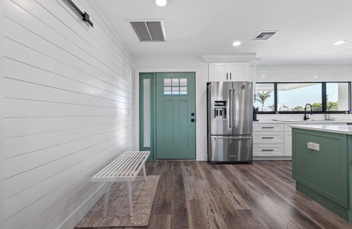 East Rocks House | 🌺Modern Lakefront Masterpiece-5 bed/3 bath home in East Rocks-Dog Friendly🐶