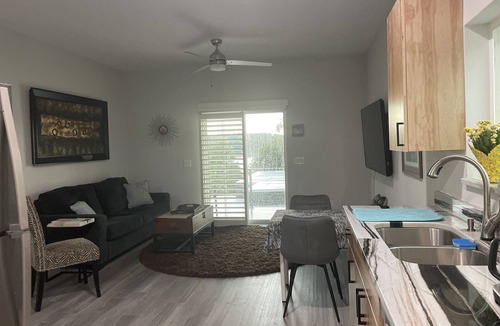 Maitland House | Modern Lakefront Retreat in Prestigious Private Area – Non Smoking