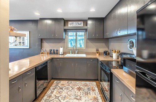 Sam Hughes House | Modern Loft with Lush Garden and Spa in Historic Sam Hughes Neighborhood U of AZ