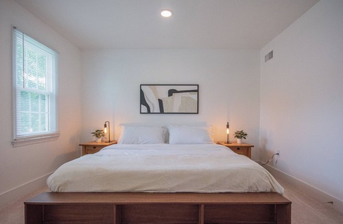 Herndon House | Modern Luxury 5BR Home, Safe & Quiet Neighborhood