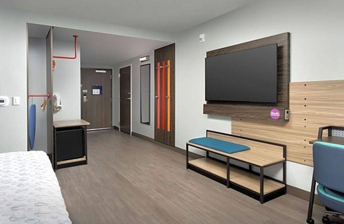 Ludlam Hotel | Modern Miami Escape with Breakfast Minutes From Airport & Local Attractions