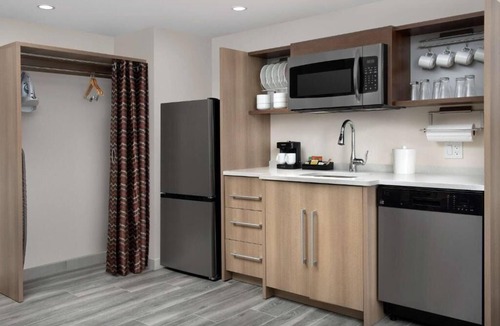 Ludlam Hotel | Modern Miami Escape with Breakfast Minutes From Airport & Local Attractions