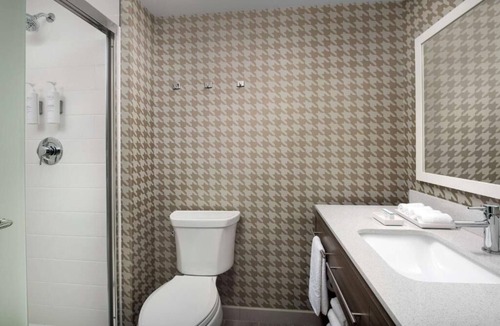 Ludlam Hotel | Modern Miami Escape with Breakfast Minutes From Airport & Local Attractions