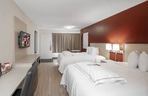 East Naples Hotel | Modern Naples Stay Near Fifth Ave w/Pool Access