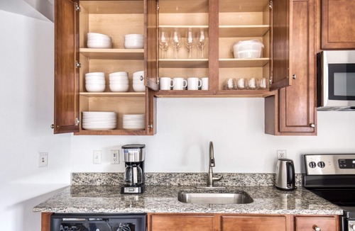 North Bethesda Apartment | Modern North Bethesda 2BR w/W/D, Pool & Gym, nr Metro, by Blueground