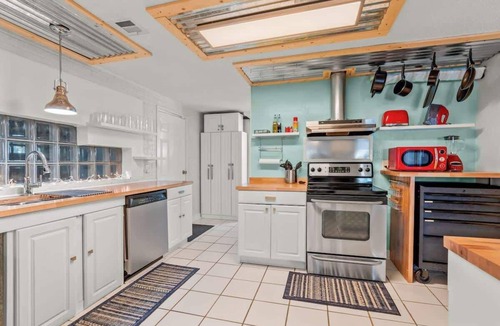 High Point House | Modern Retreat | Hot Tub | Bar | Patio | HPU