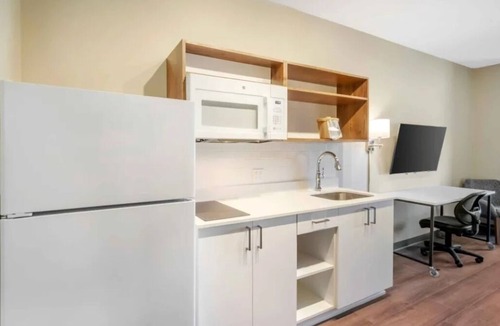 Biggar Hotel | Modern Room | Free Breakfast | Kitchen | Near Lakes Regional Park - 2.6 mi