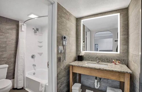 Downtown Hollywood Hotel | Modern room in Downtown Hollywood, steps away from the beach + Free Breakfast!