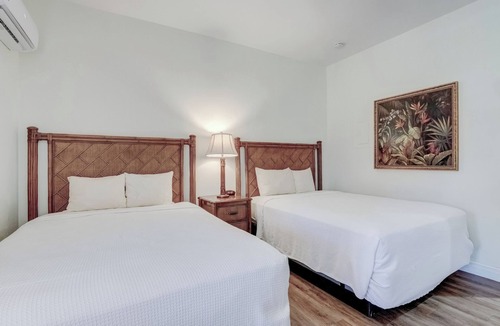Naples Hotel | Modern Room with 2 Queen Beds, Wi-Fi & Parking