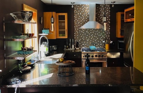 West Dover House | Modern-Rustic Style, Spacious, Suntec Townhouse. Hot tub & sauna.