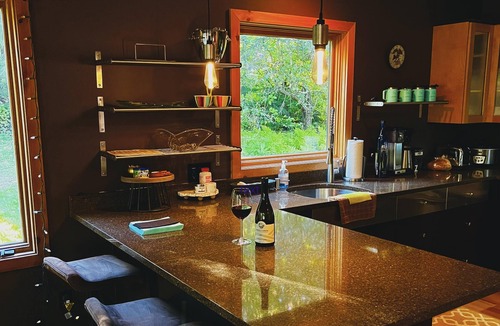 West Dover House | Modern-Rustic Style, Spacious, Suntec Townhouse. Hot tub & sauna.