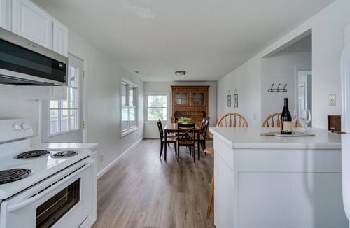 Clayton Apartment | Modern & Spacious Clayton Apt - Near Water & Shops