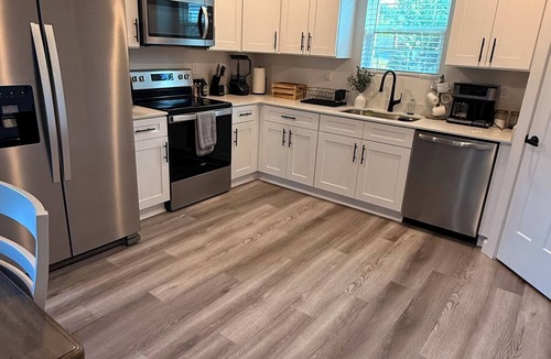 Hickory Apartment | Modern Spacious Stay, Fast Wi-Fi + Workspace