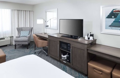 Downtown Fort Lauderdale Hotel | Modern Stay | Free Breakfast | 3.2 mi to Bonnet House Museum | Pets are Welcome