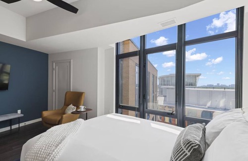 Bluemont Hotel | Modern Studio Near Ballston-MU Metro | Walk to Dining & Parks in Minutes