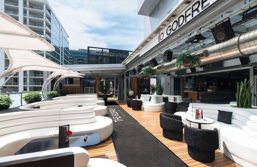 Near North Side Hotel | Modern Suite with Rooftop Lounge & Views of Downtown Chicago