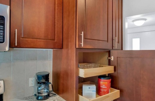 Bearss Plaza House | Modern Tampa Hideaway 10 min Downtown Tampa Ybor city