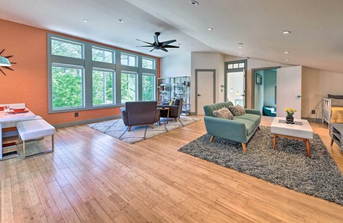 Southern Shores Apartment | ‘Modern Twist’ Apartment - 1 Mile to Beach!