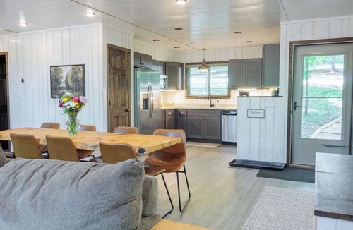 Innsbrook Ski Chalet | Modern Tyrolean Chalet Walk to Pool, Kayaks
