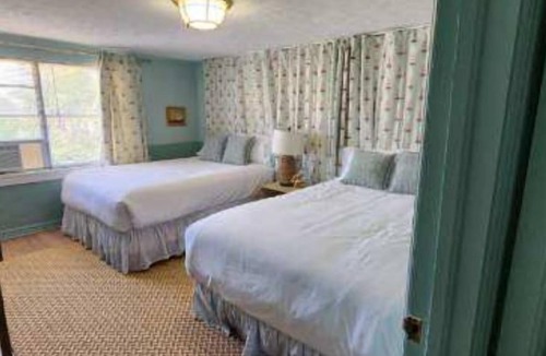 Biltmore Beach Hotel | Monterey Motel - Beach Cottage 10 at Beach Access 8. Large Pool. Newly Remodeled