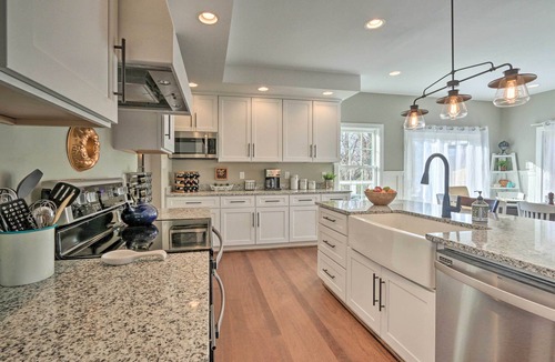 Lovettsville House | Morrisonville Manor w/Fire Pit & Hot Tub!