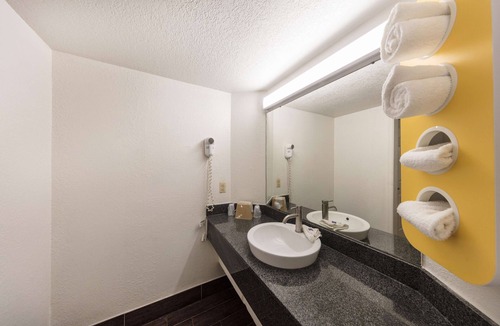 Ashley Oaks Hotel | Motel 6 Knoxville, TN